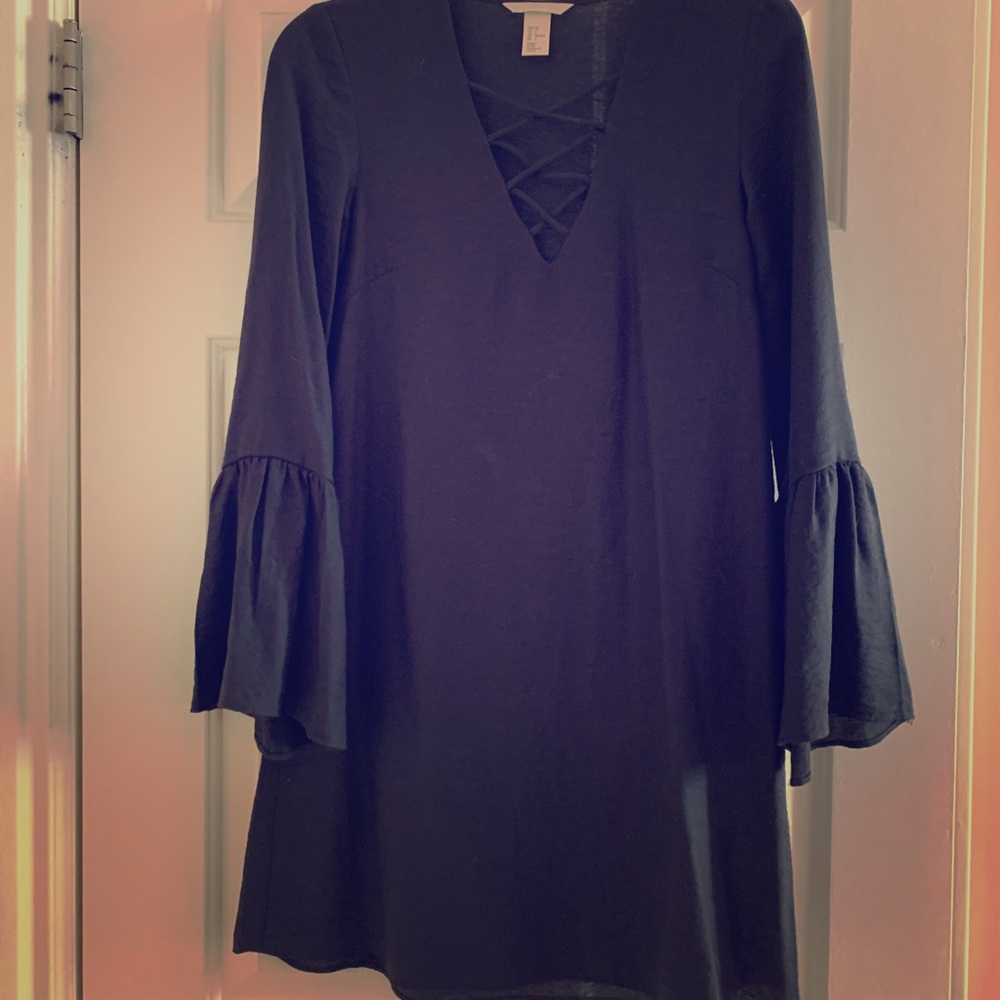 Cute bell sleeve H&M dress with a criss cross neck